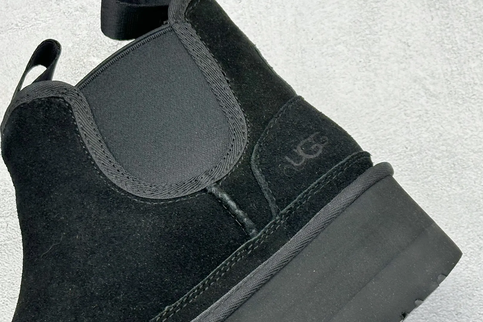 🐲💰 560 supports store UGG sheepskin and fur integrated snow boots 4526 Chelsea thick soles. All shoes are made of ZP from the same factory. Longfeng A-grade Australian imported sheepskin and fur integrated brand OEM production line fully follows the ZP process. OEM original pattern maker adheres to the principle of no original shoes and no development selection. Pay attention to every detail. The most correct version on the market 35-40. Item number: 1134526